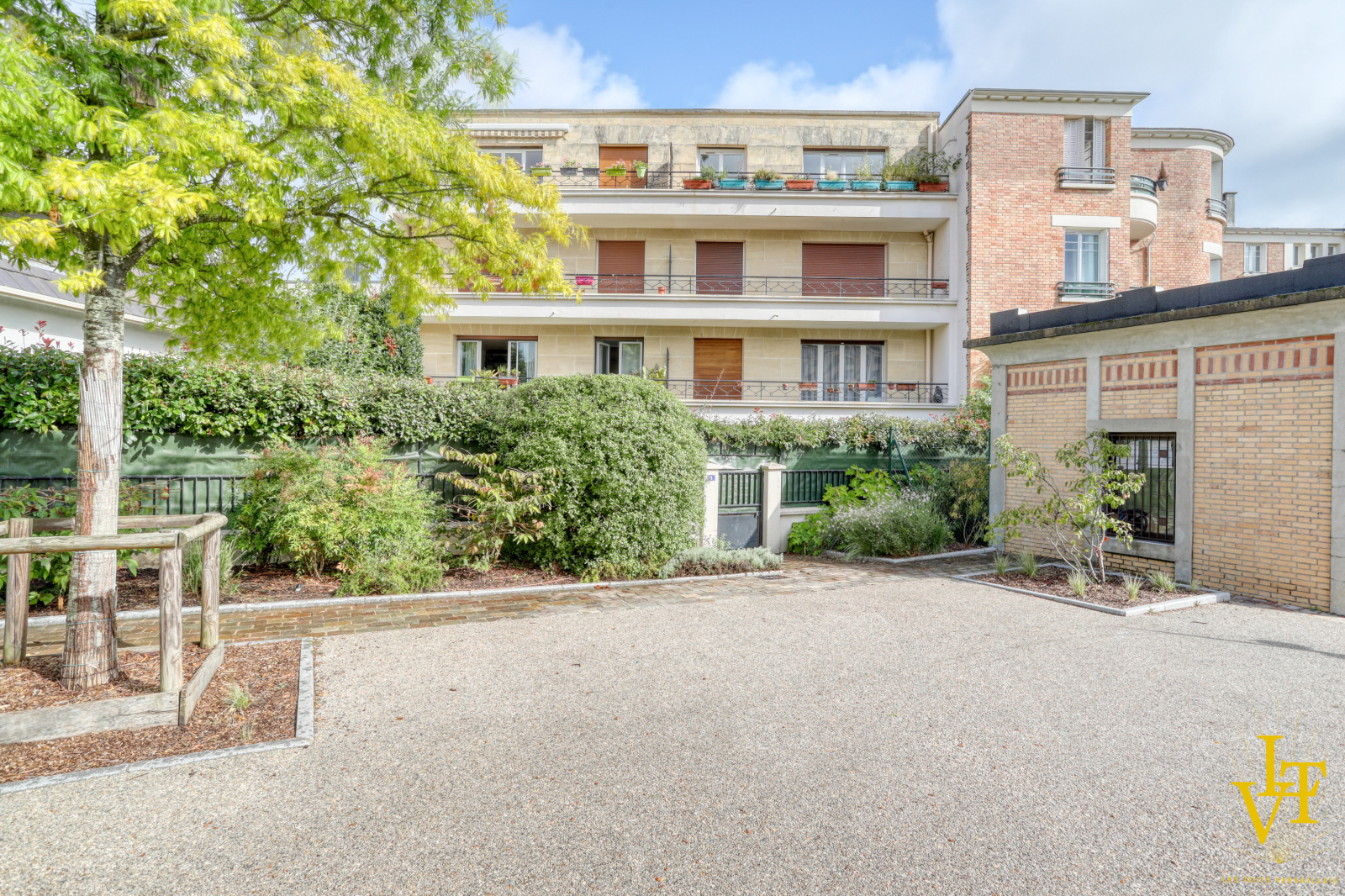 Vente Appartement Pi Ces Avec Balcon Parking Et Cave Les Toits